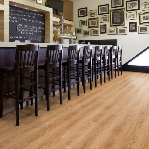 Restaurant Theke mit Project Floors Click Collection_PW4011